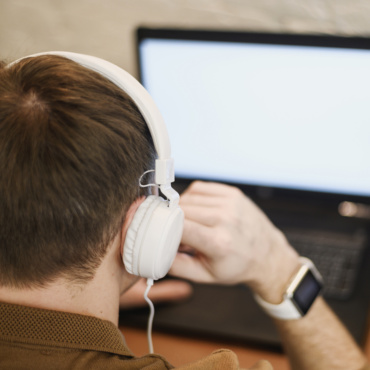 Simultaneous vs. Consecutive Interpretation: Which Is Right for Your Oman Event?